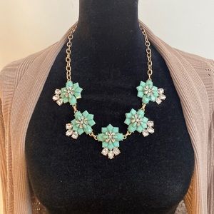 Fun costume jewelry necklace! Looks great either dressed up or down.